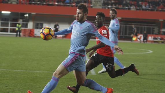 Moreno se dispone a despejar ante el Mallorca, un rival que marcó sus dos goles en los minutos 81 y 92. 
