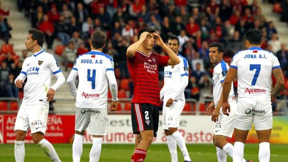 Quintanilla se lamenta después de haber recibido la agresión, la acción más comentada del partido entre el Mirandés y el UCAM Murcia. A. GÓMEZ