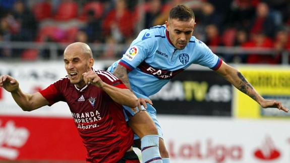 Roger Martí, el ‘pichichi’ de Segunda, salta con Hervás en la cita de Anduva, donde marcó dos de sus 19 goles.