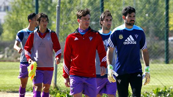 Iker Guarrotxena, junto a Roberto, Eguaras, Provencio y Mesa, durante el entrenamiento de ayer.