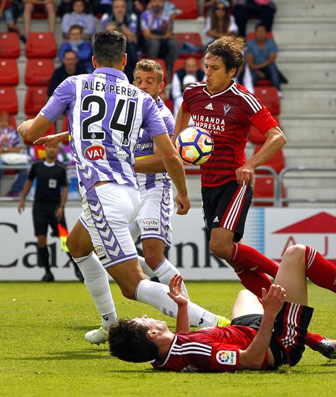 Sangalli intenta controlar el cuero y Eguaras marcó de penalti el primer gol ante el Pucela.