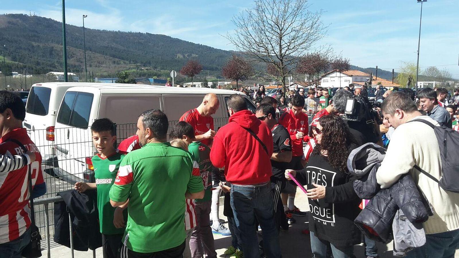 Cientos de aficionados en Lezama