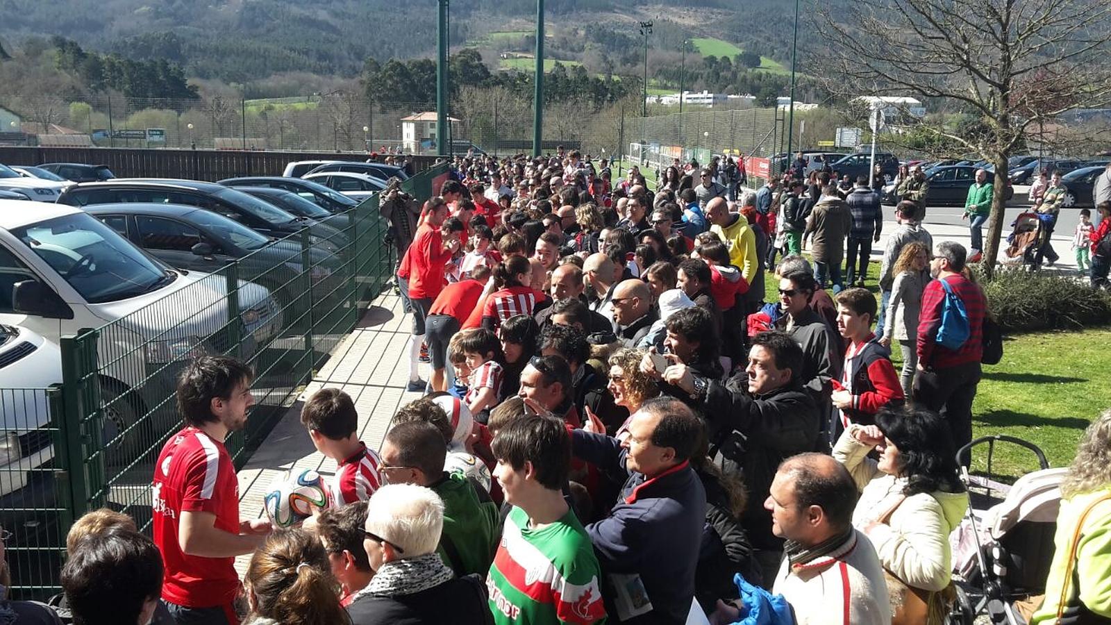 Cientos de aficionados en Lezama