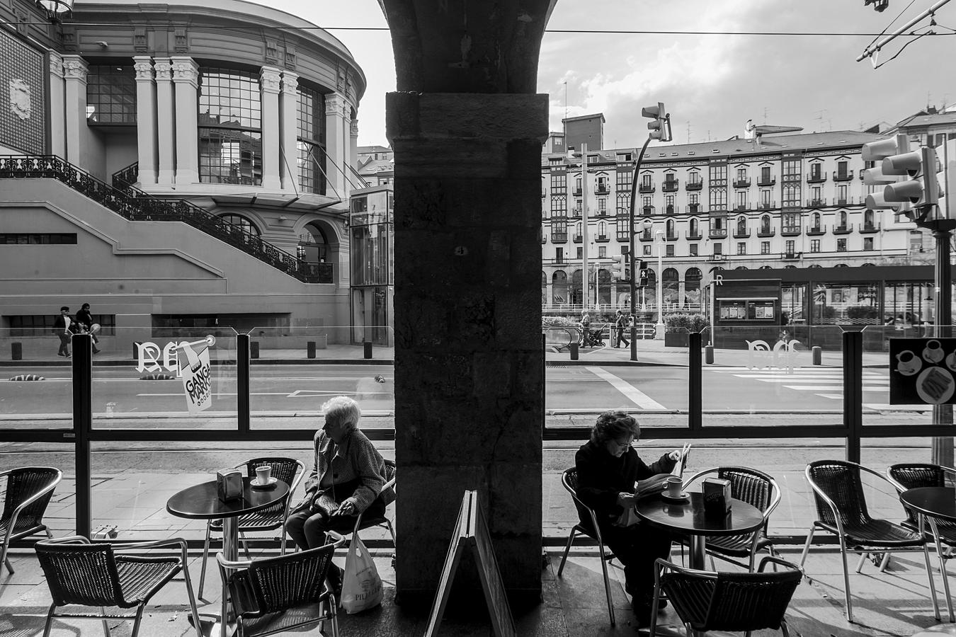 Tras las compras, un café y un vistazo al periódico, junto a la Ribera.