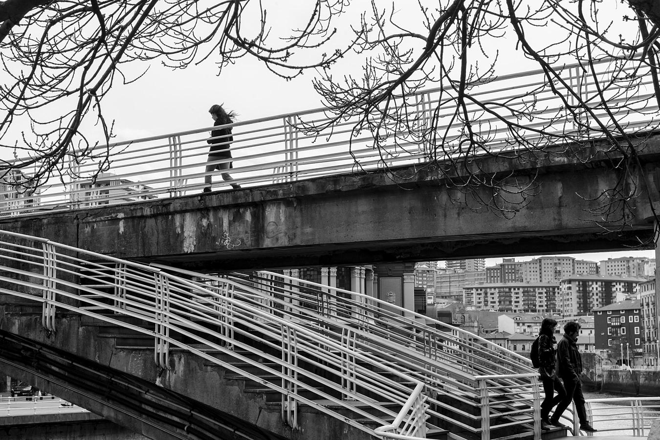 Una chica cruza la ría.