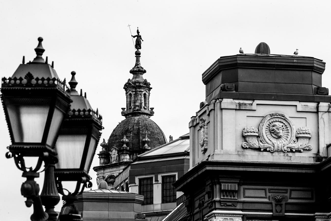 En las alturas, el Casco Viejo exhibe todo un mundo de formas: farolas, la cúpula de la Iglesia de San Antón y el mercado de La Ribera.
