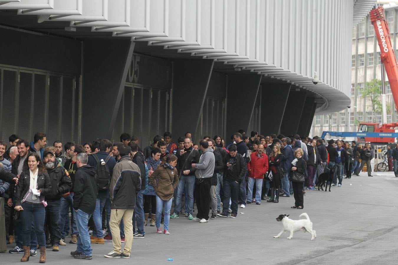 Largas colas en San Mamés para conseguir una entrada ante el Rayo