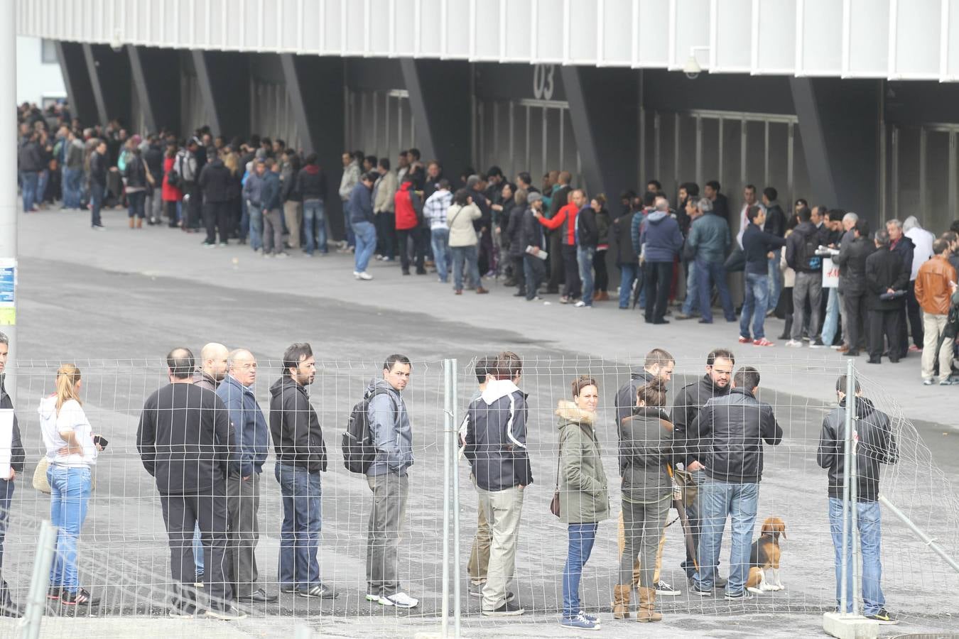 Largas colas en San Mamés para conseguir una entrada ante el Rayo