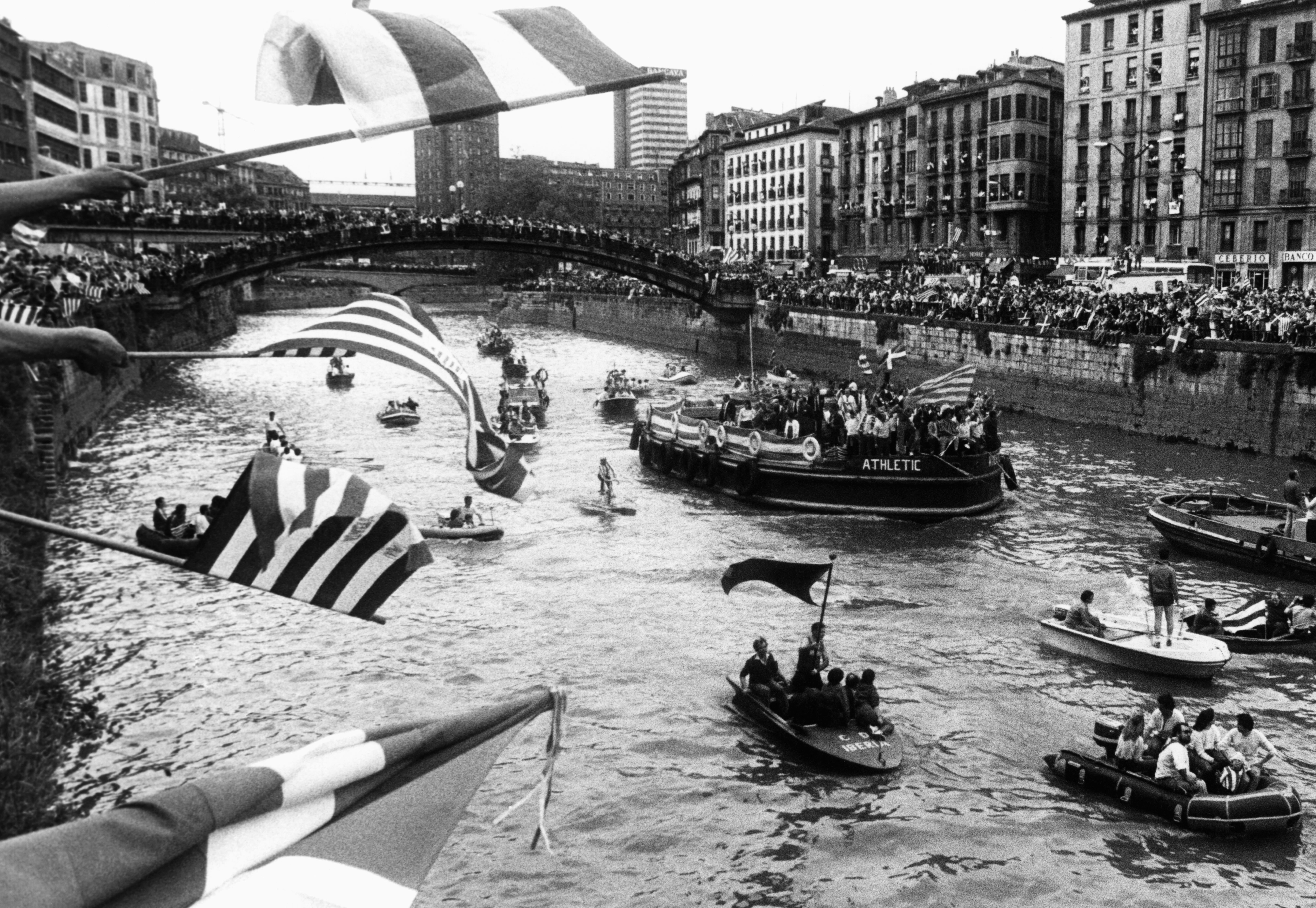 3 de mayo de 1983. La gabarra ‘Athletic’ transporta a los jugadores en medio del júbilo de miles de bilbaínos.