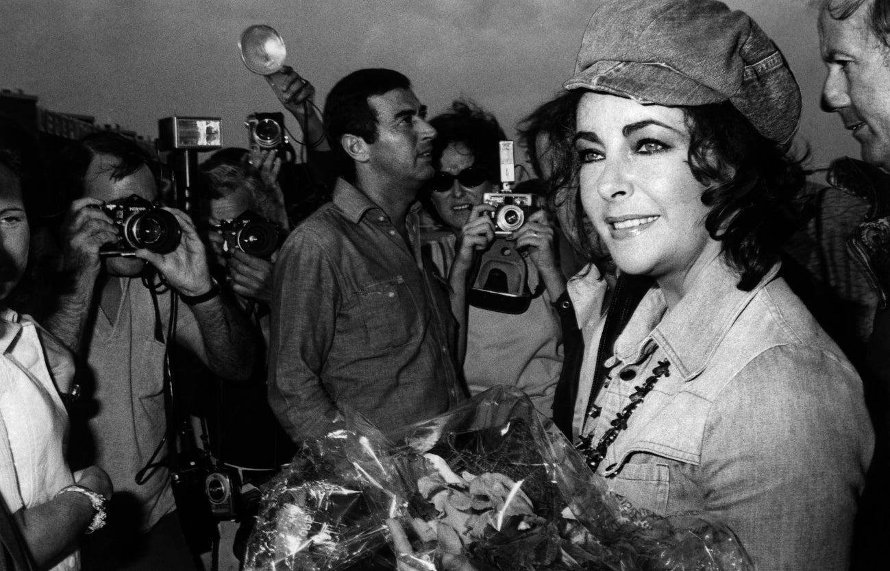 Elizabeth Taylor llega al hotel María Cristina en el Zinemaldia de 1973.