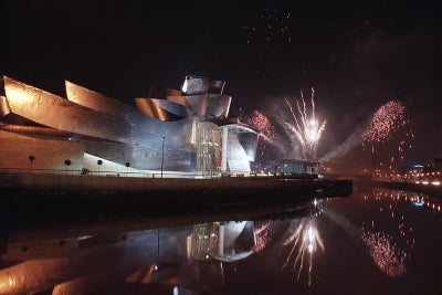 Fuegos artificiales sobre la ría de Bilbao durante la inauguración del Museo Guggenheim el 18 de octubre de 1997.