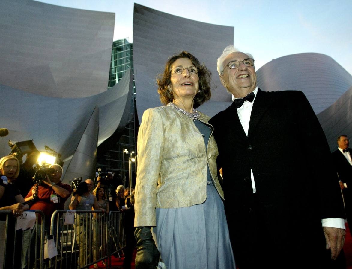 Frank Gehry junto a su mujer en la inauguración del Walt Disney Concert Hall, obra del arquitecto