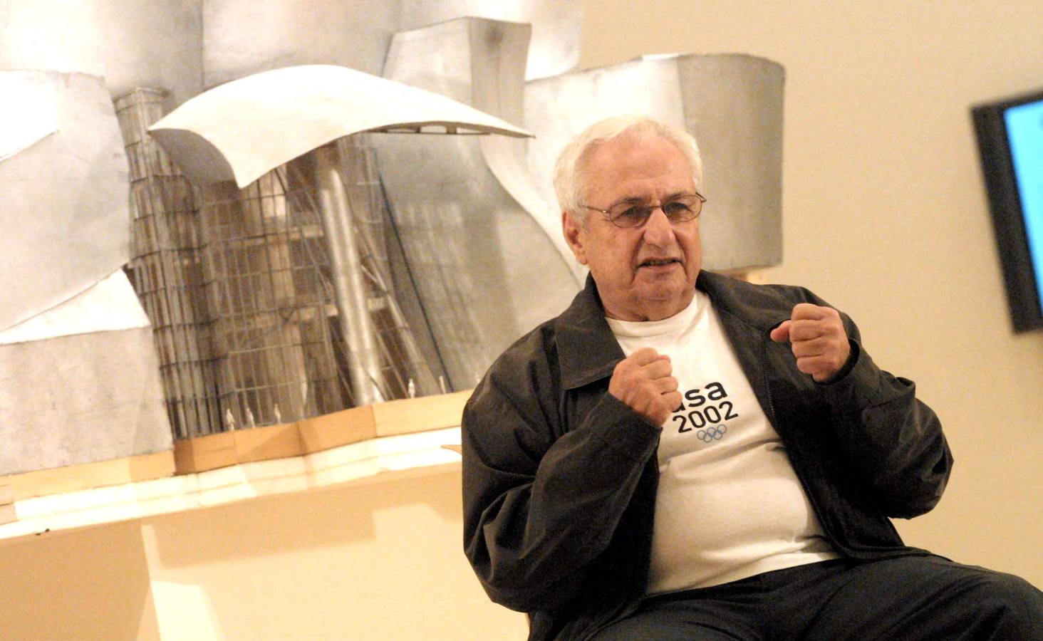 Frank Gehry posa delante de una maqueta del Guggenheim en una exposición retrospectiva del arquitecto