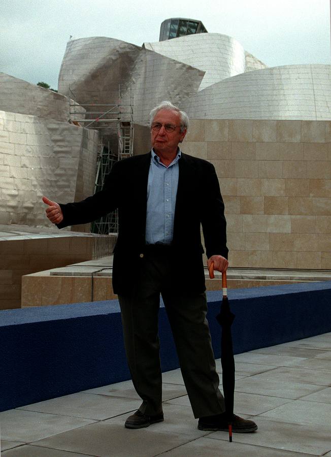 El arquitecto canadiense posa delante del Guggenheim días antes de su inauguración