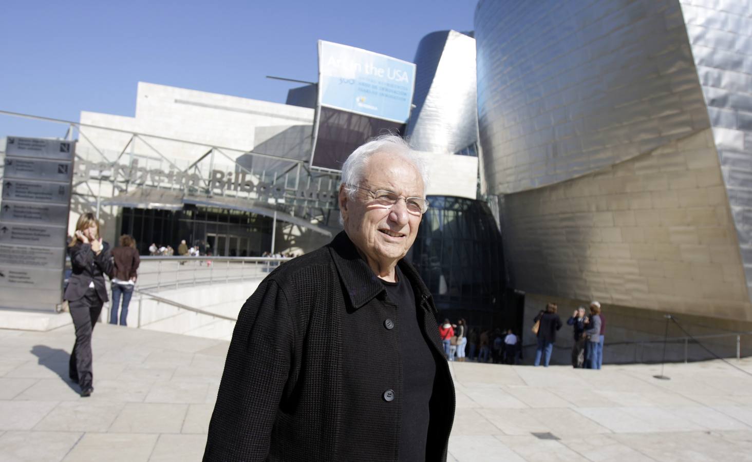 Frank Gehry posa delante desu obra, el Museo Guggenheim de Bilbao