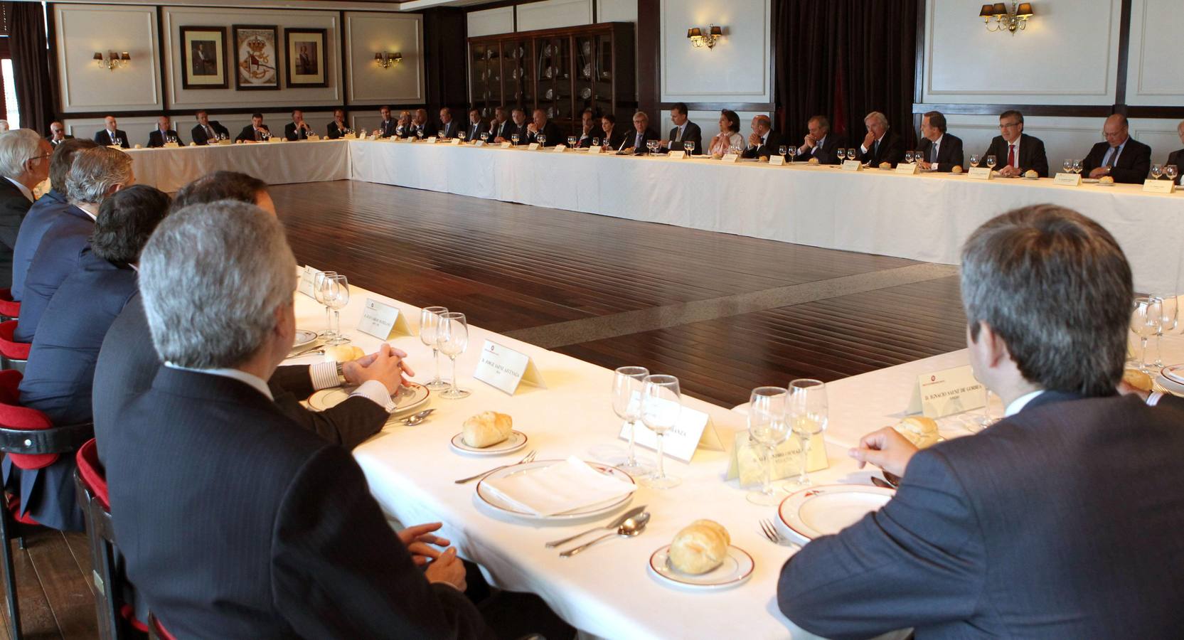 El Principe de Asturias ha almorzado en el Real Club Marí­timo el Abra de Getxo con el Cí­rculo de Empresarios Vascos.