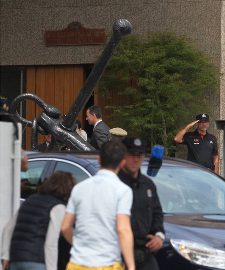 El Príncipe a su entrada al Real Club Marítimo el Abra.