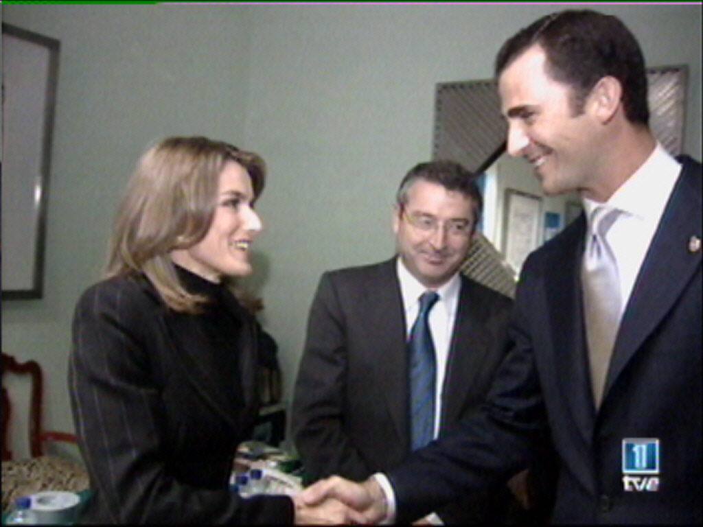 El Príncipe Felipe saludando a Letizia Ortiz, periodista de TVE, durante la entrega de los Premios Príncipe de Asturias (una semana antes de que se anunciara su compromiso.)
