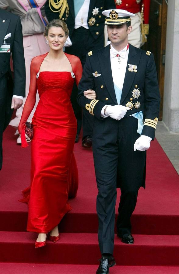El Príncipe de Asturias y su prometida Doña Letizia Ortiz a su llegada a la boda de Federico de Dinamarca y Mary Donaldson.
