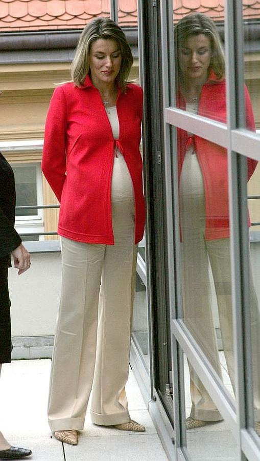 Letizia Ortiz, la Princesa de Asturias, en avanzado estado de gestación, visita la azotea de la biblioteca del Instituto Cervantes de Praga.