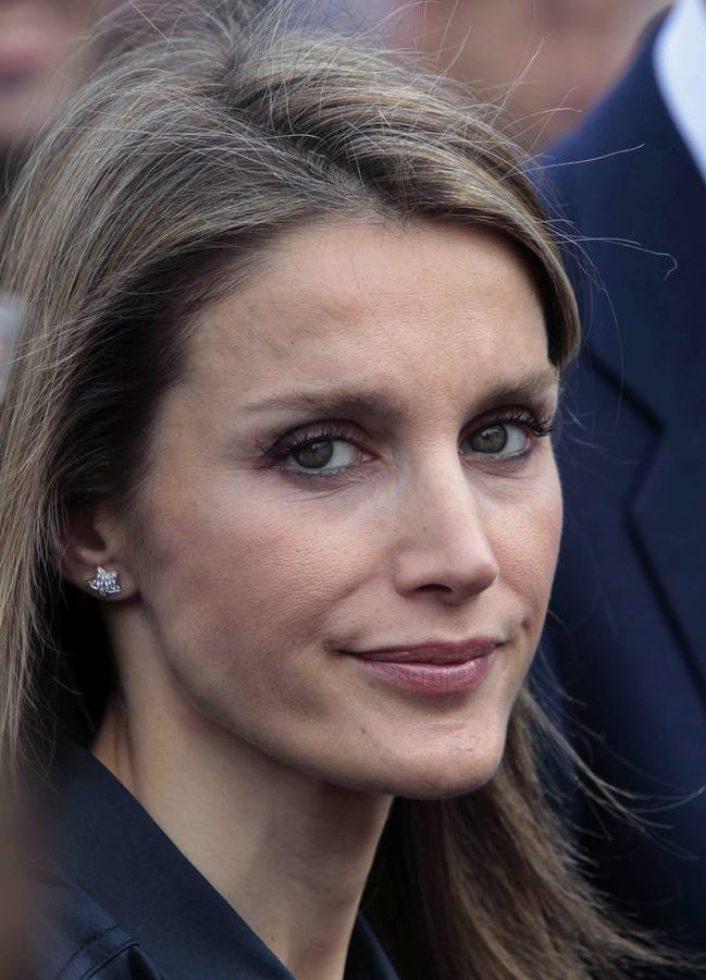 Letizia Ortiz, con gesto de pesar, durante su visita a Angrois (Santiago Compostela) tras el descarrilamiento del tren Alvia.