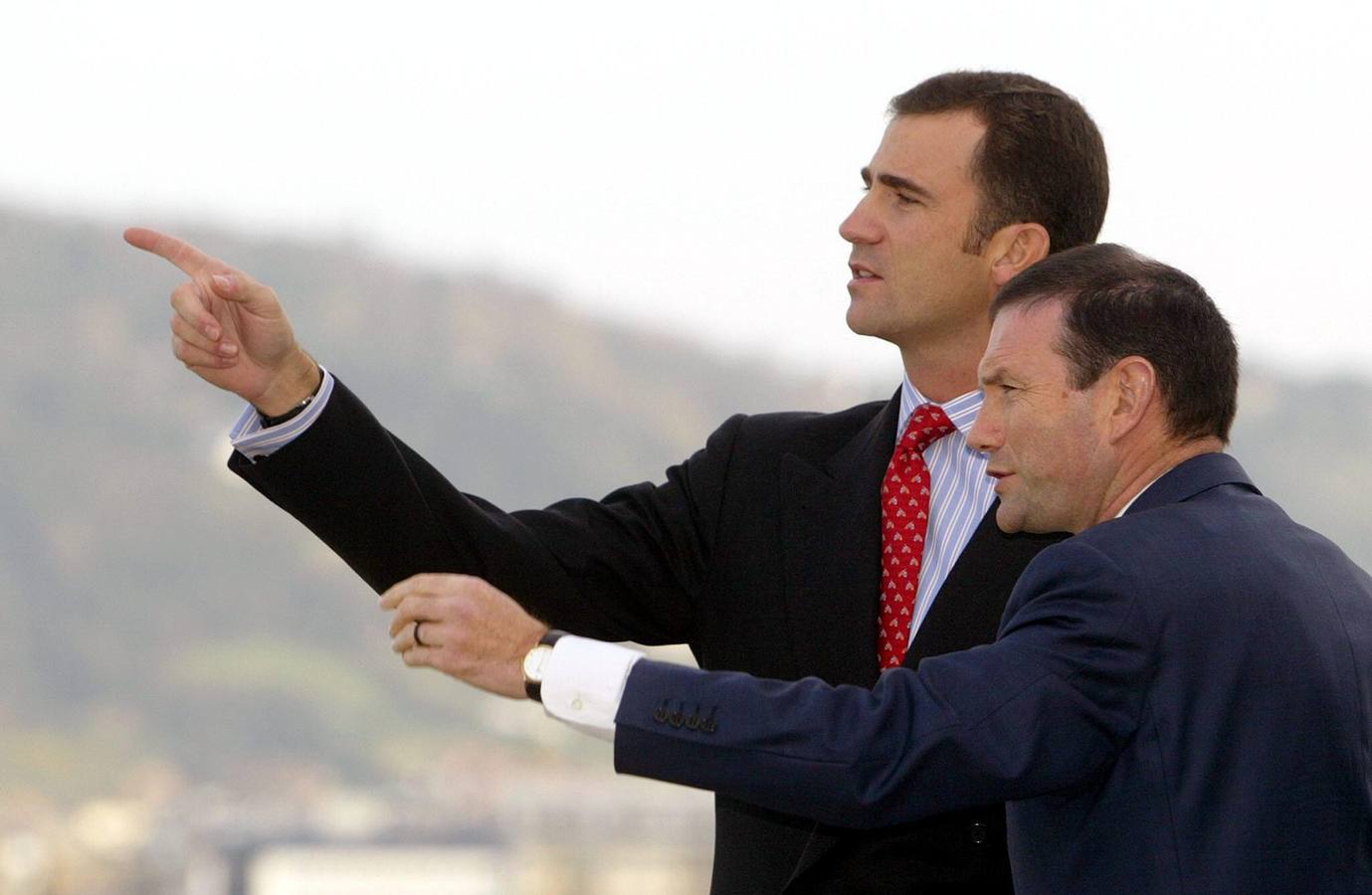 2003. El lehendakari Ibarretxe conversa con el Príncipe Felipe de Borbón en la bahía de San Sebastián.
