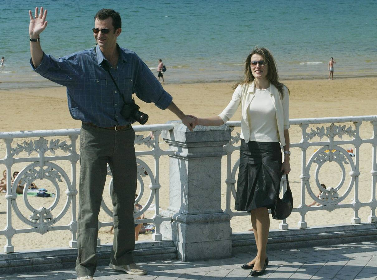 2004. Los Príncipes paseando por La Concha de San Sebastián durante su viaje de novios.