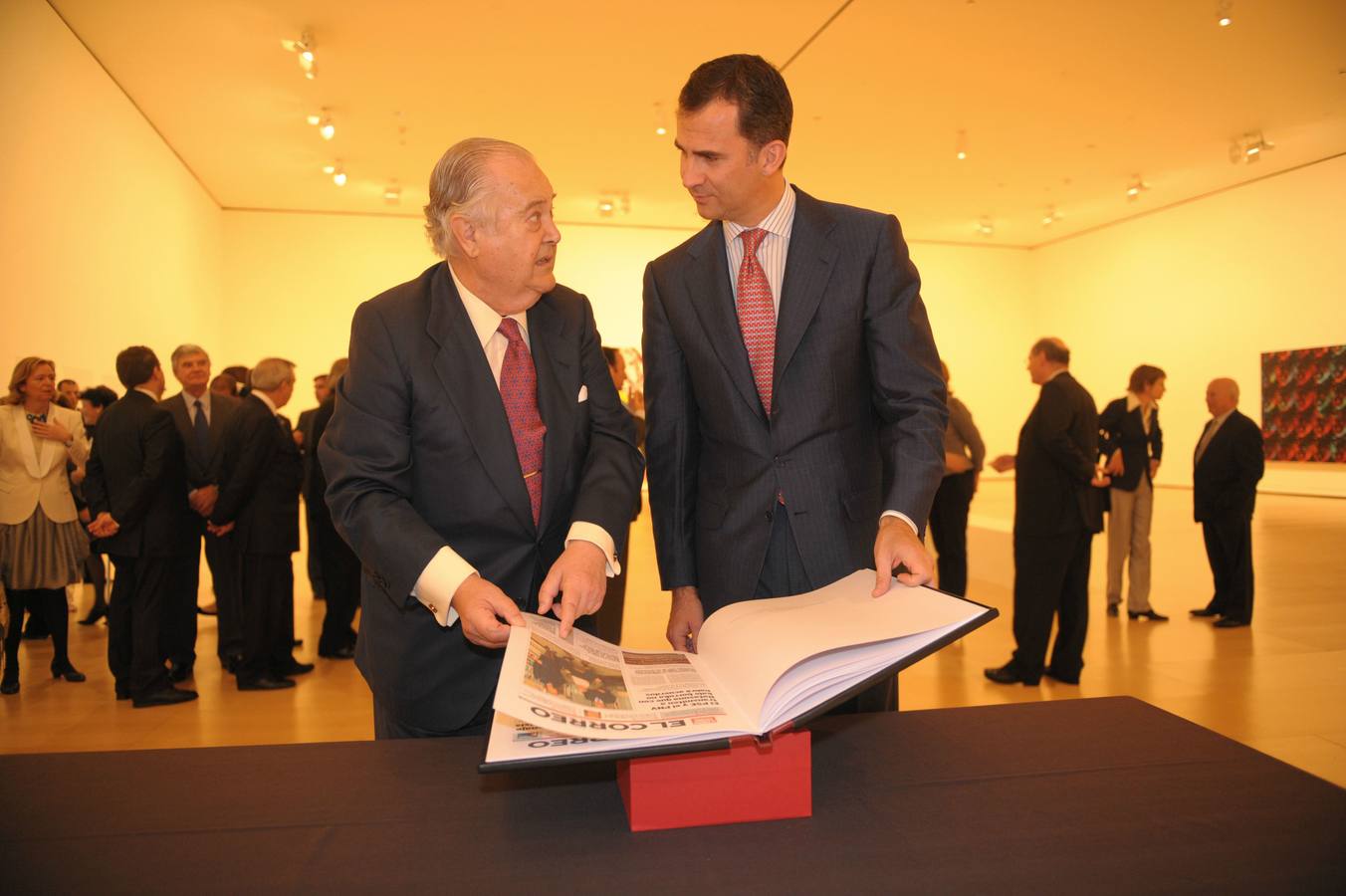 2010. El príncipe de Asturias, Don Felipe junto al presidente de El Correo, Santiago de Ybarra, quien le muestra un libro con portadas del periódico antes de la comida del centenario del periódico en el Museo Guggemheim.