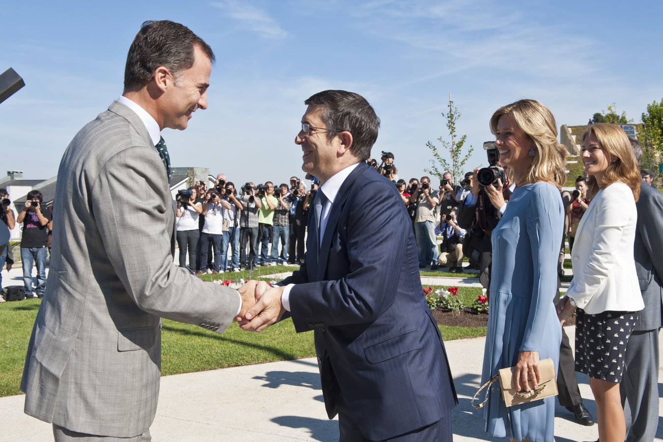 2011. El Príncipe junto al lehendakaro Patxi López durante la inauguración del Basque Culinary Center.