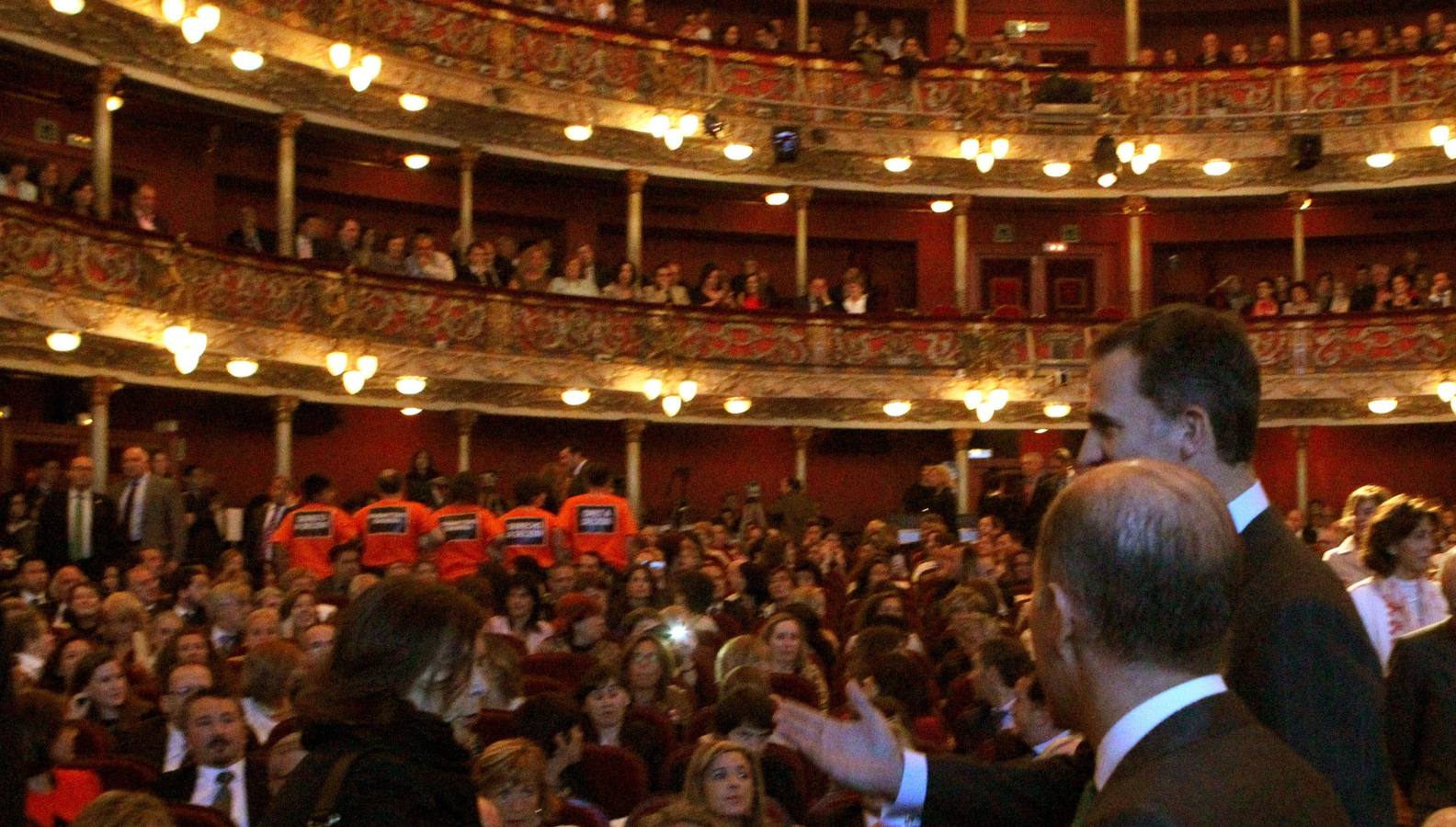 2014. El Príncipe de Asturias, en primer plano, y al fondo los miembros de EH Bildu que reclamaron el "derecho a decidir de Euskal Herria", poco antes de comenzar un acto de entrega de premios presidido por Don Felipe.