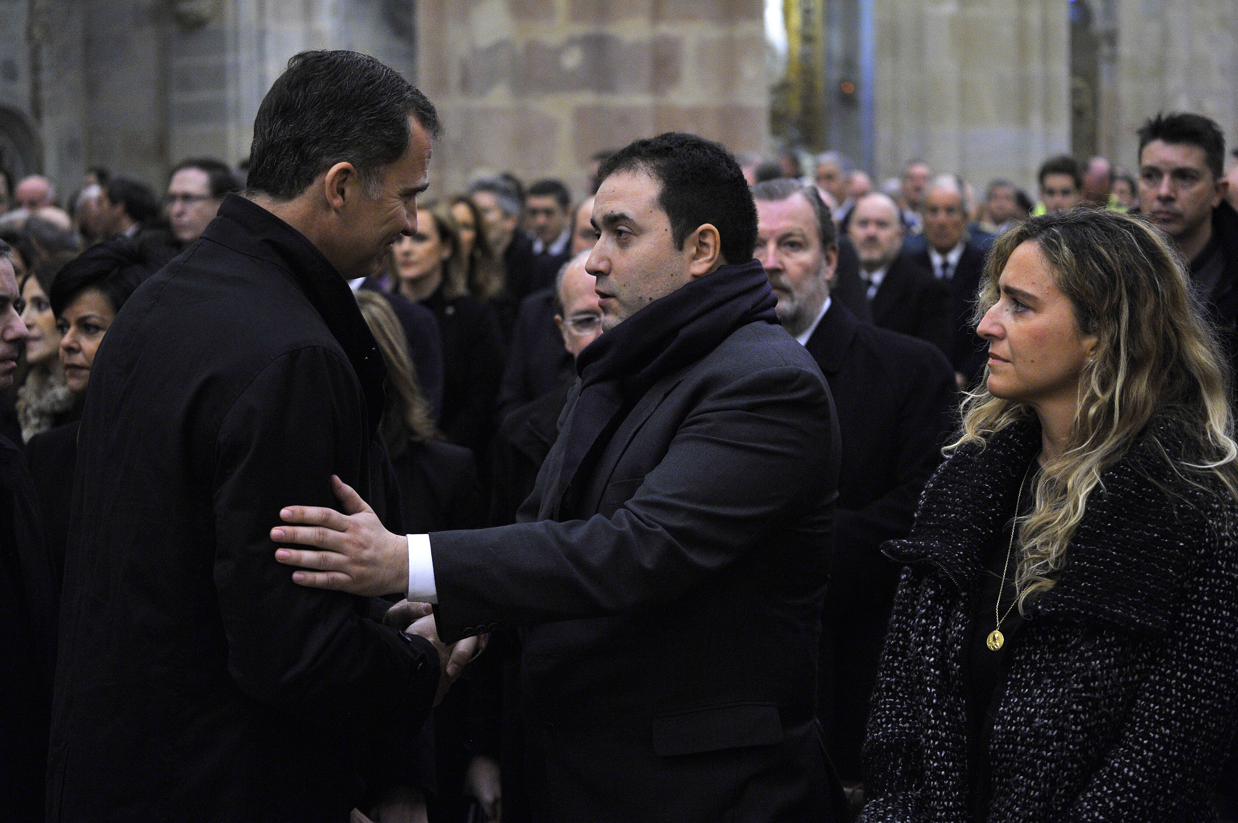 2014. El Príncipe Felipe saluda a Alejandro Azkuna en el funeral de Iñaki Azkuna, Alcalde de Bilbao.