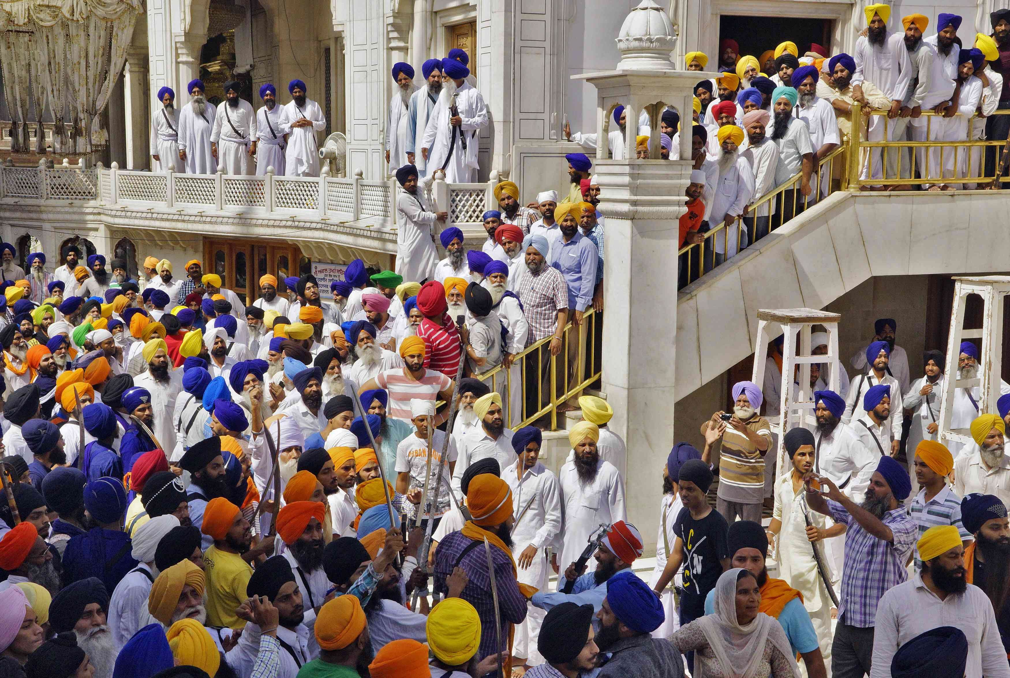 Los enfrentamientos en el Templo Dorado de India, en imágenes