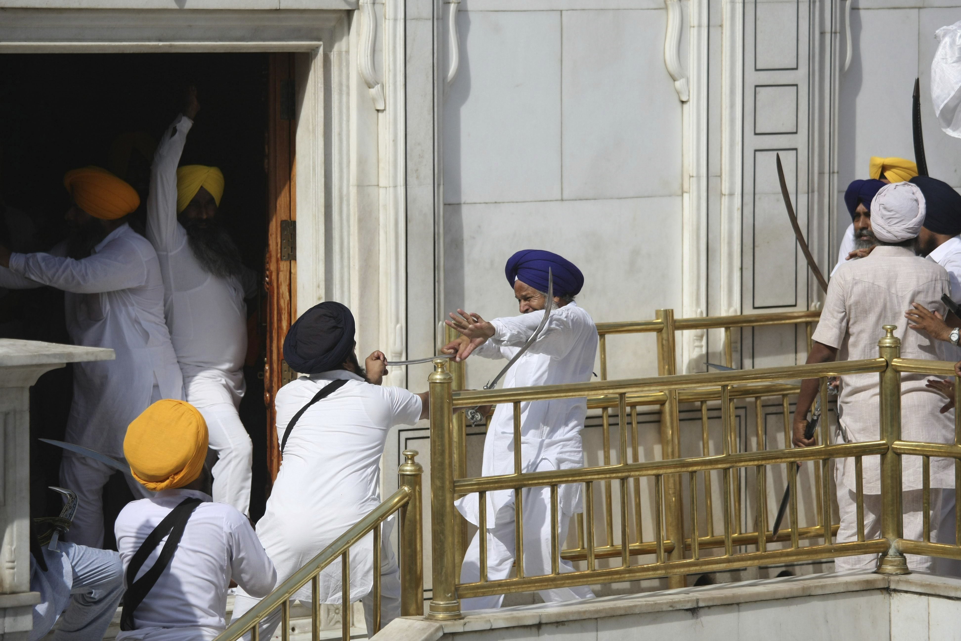 Los enfrentamientos en el Templo Dorado de India, en imágenes