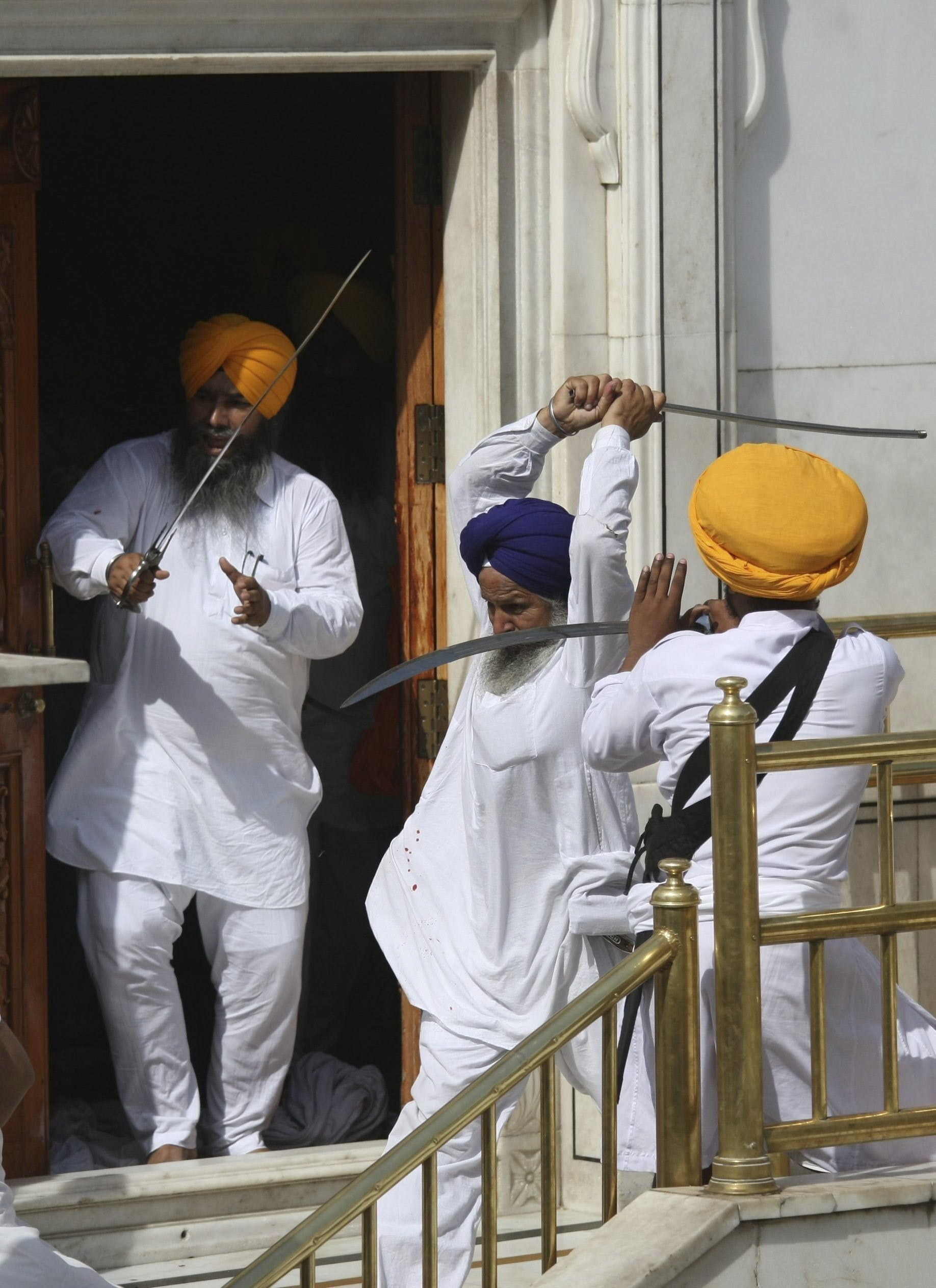 Los enfrentamientos en el Templo Dorado de India, en imágenes