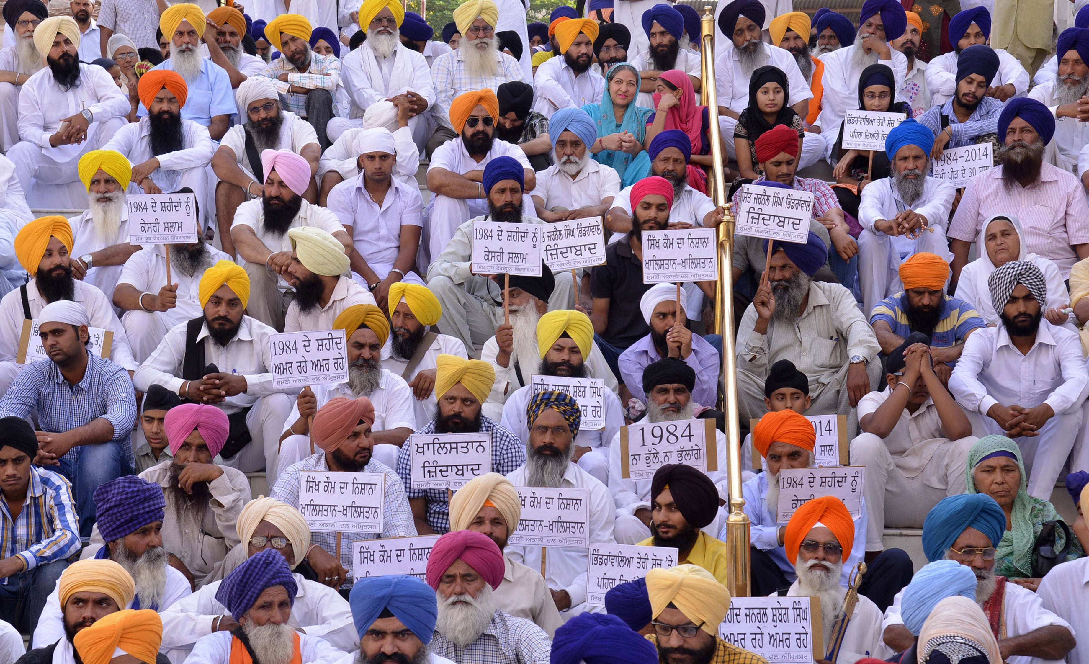 Los enfrentamientos en el Templo Dorado de India, en imágenes