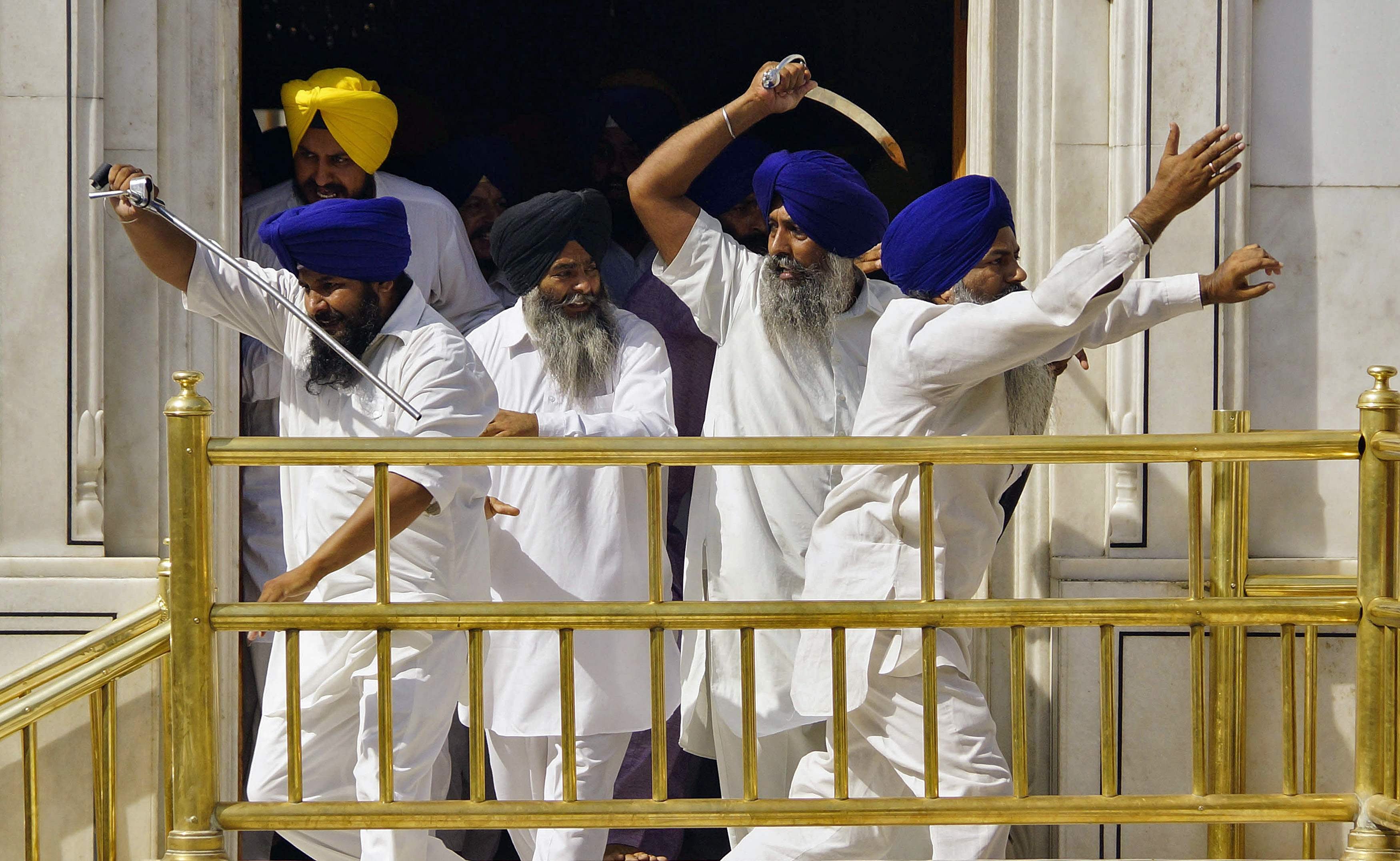 Los enfrentamientos en el Templo Dorado de India, en imágenes