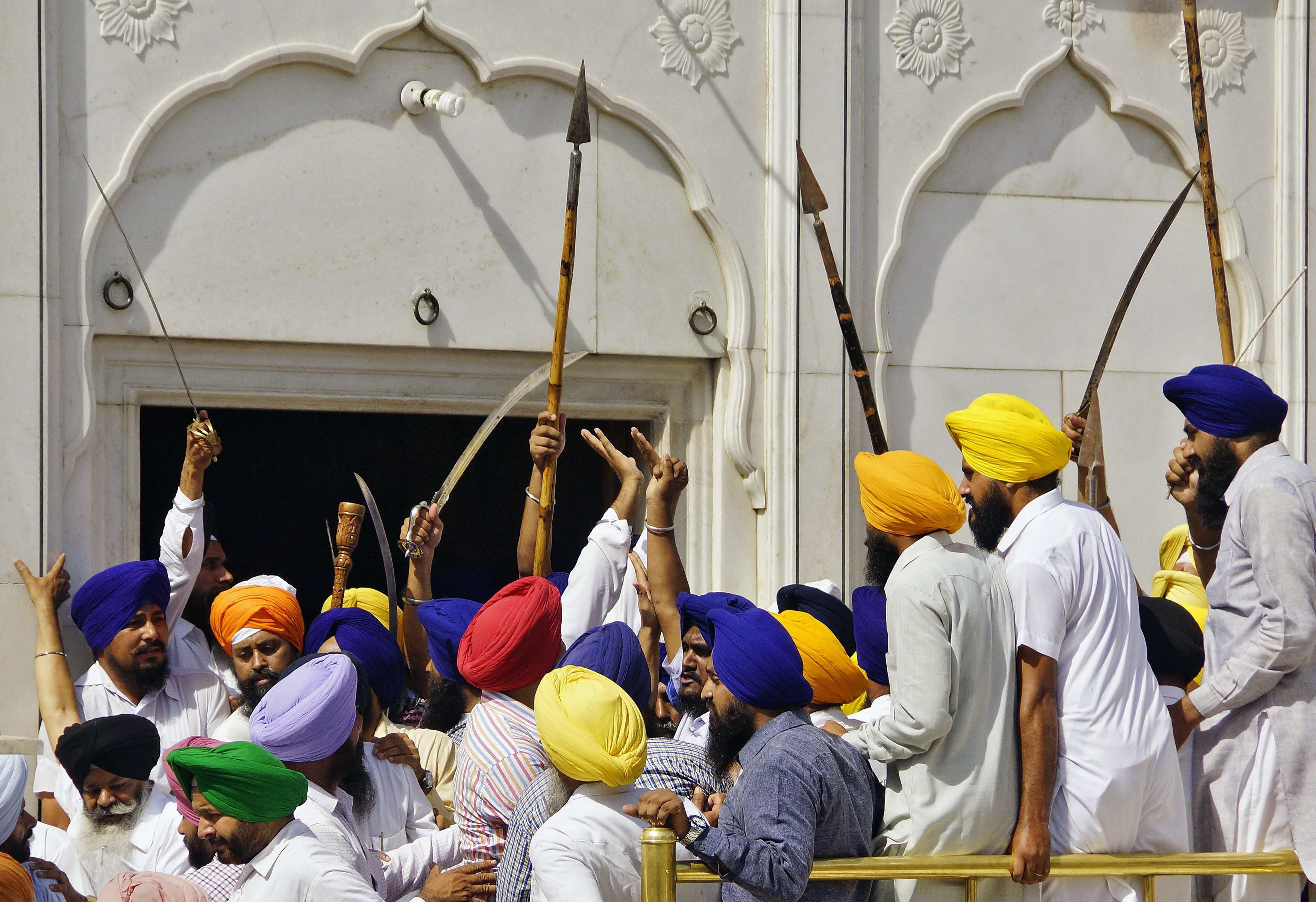 Los enfrentamientos en el Templo Dorado de India, en imágenes