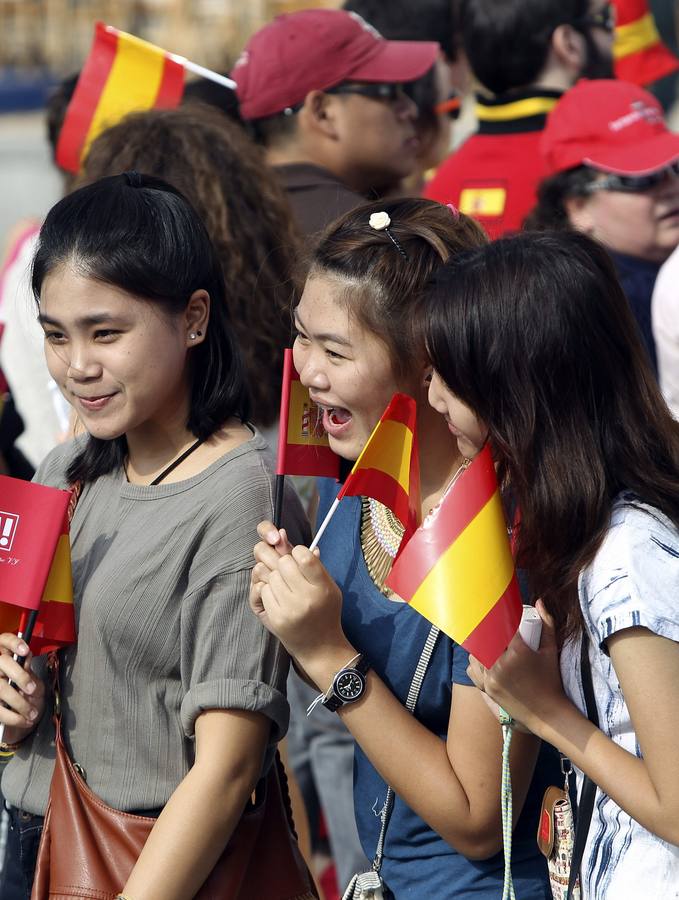 Los españoles se lanzan a la calle en pos del nuevo Rey