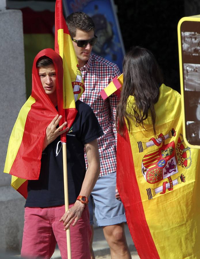 Los españoles se lanzan a la calle en pos del nuevo Rey