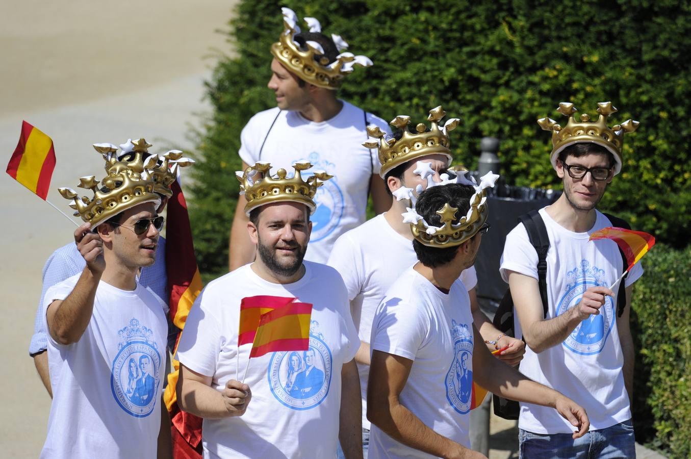 Los españoles se lanzan a la calle en pos del nuevo Rey