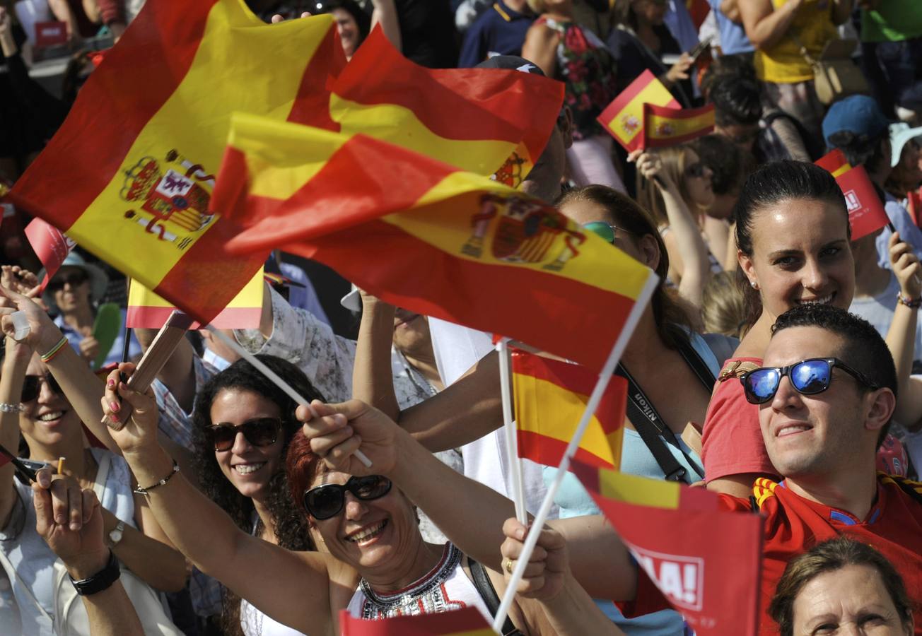 Los españoles se lanzan a la calle en pos del nuevo Rey