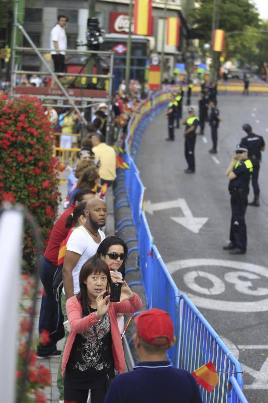 Los españoles se lanzan a la calle en pos del nuevo Rey
