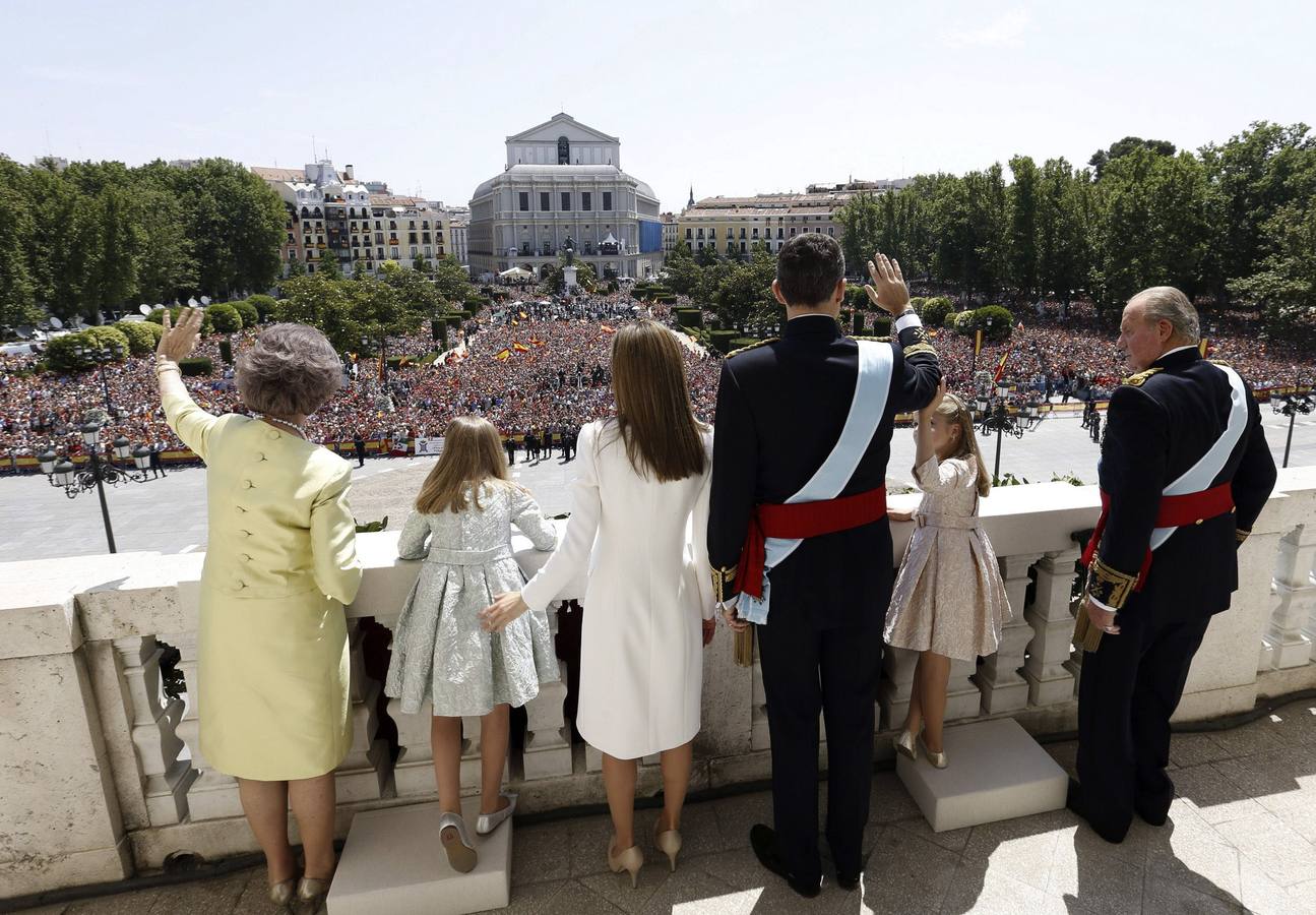 La Familia Real saluda desde el balcón del Palacio