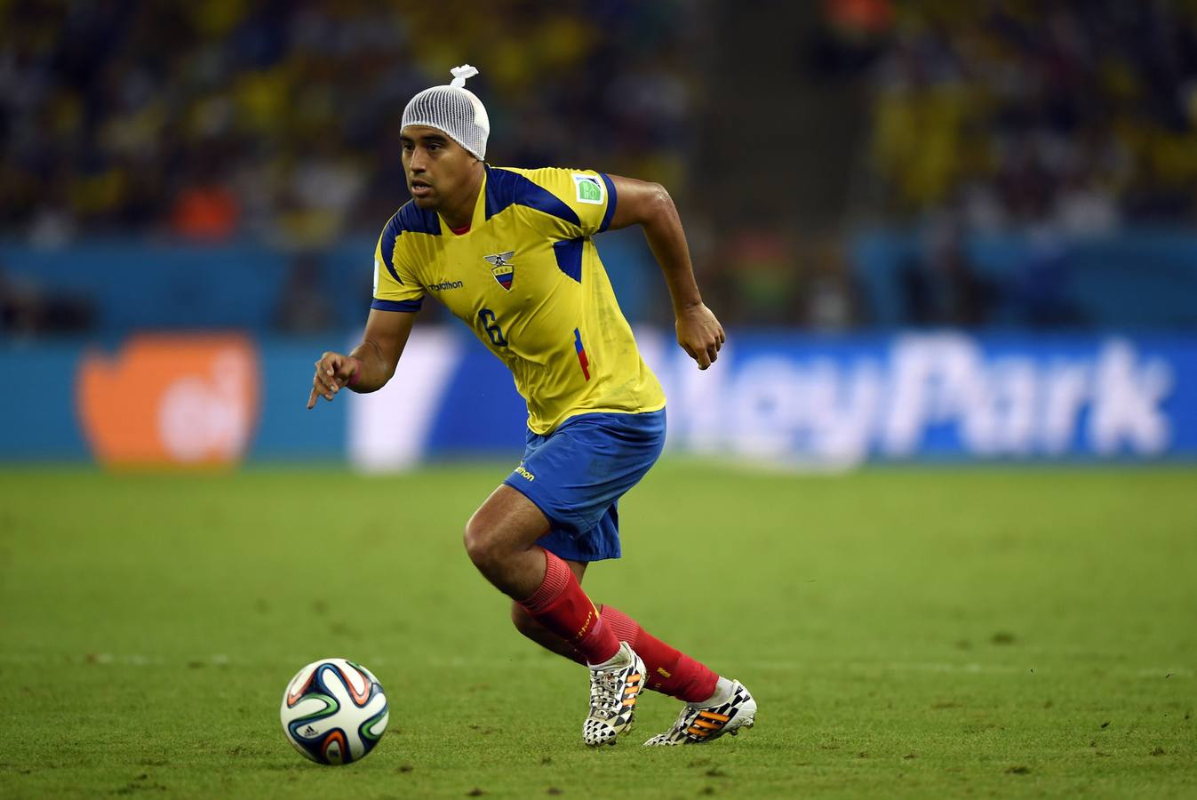 Noboa, con un aparatoso vendaje en la cabeza, avanza con el balón.