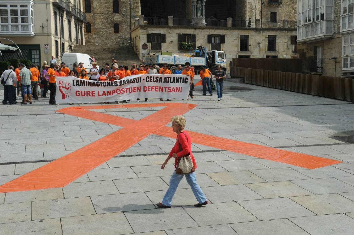 Un lazo naranja por el conflicto de Laminaciones Arregui