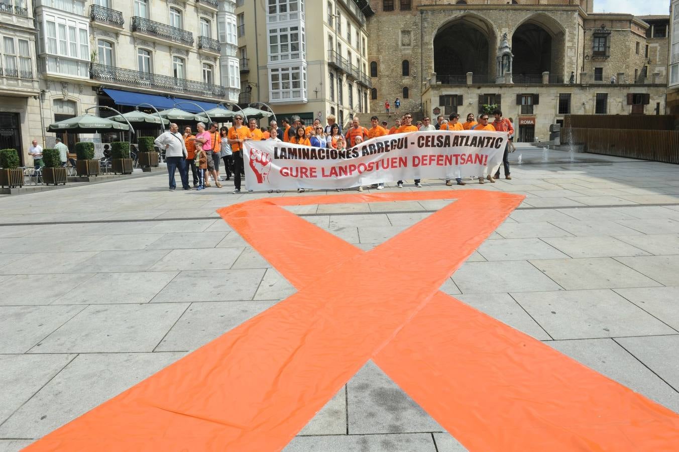Un lazo naranja por el conflicto de Laminaciones Arregui