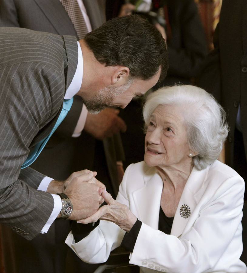 Don Felipe felicita a la autora tras recibir el Premio Cervantes.