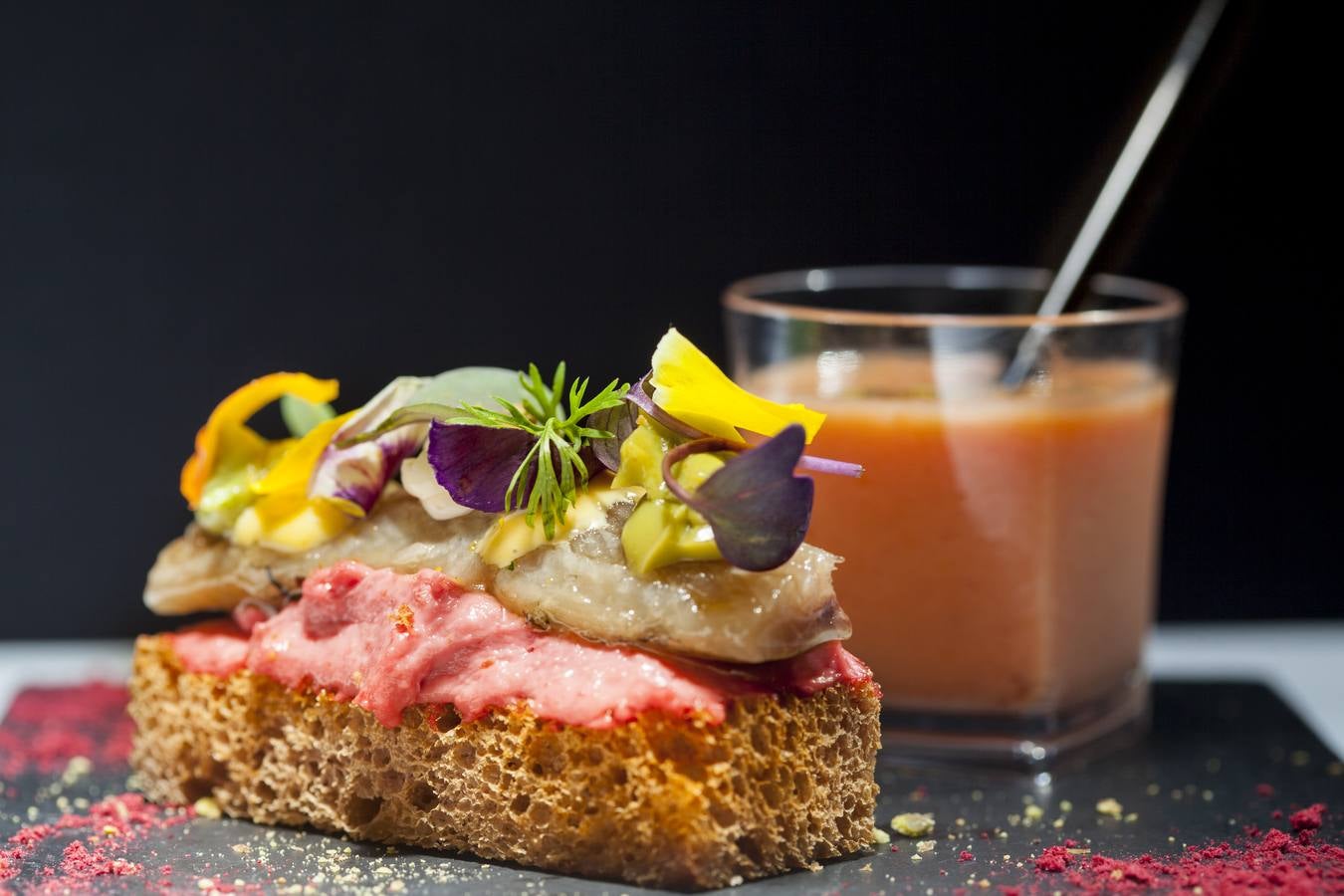 Tosta de frambuesa con sardina marinada y pistacho del hotel La Casa del Patrón.