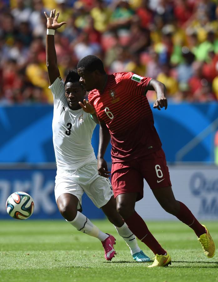 William Carvalho pelea por el esférico.