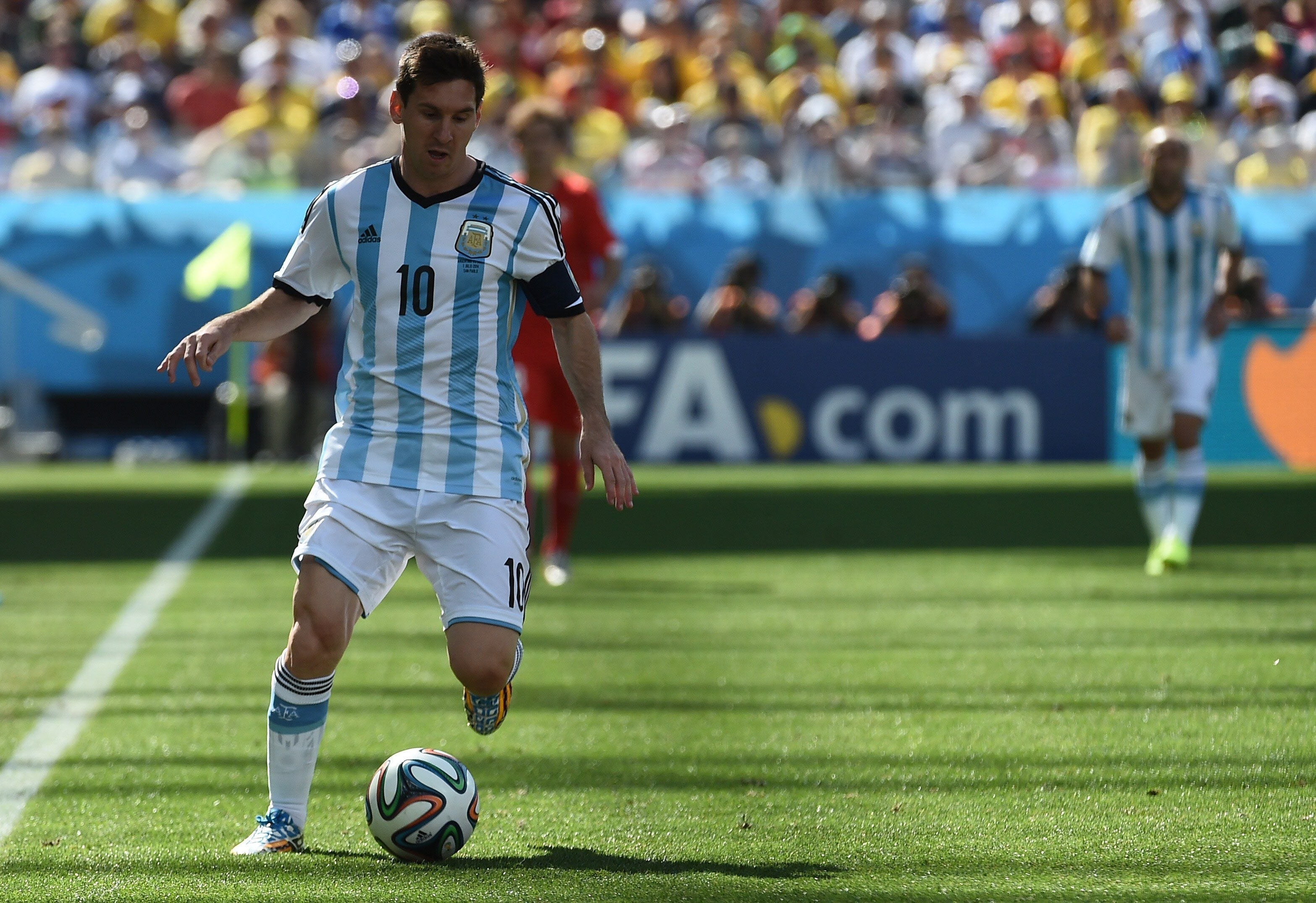 Leo Messi conduce el balón.